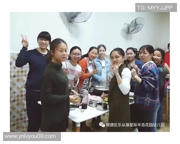 与足球明星亲密合影分享给家人传递快乐与梦想的瞬间 与足球明星亲密合影分享给家人传递快乐与梦想的瞬间